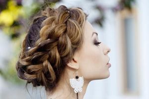 Модные прически на выпускной 2016