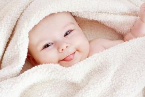 Мимика новорожденных очень разнообразна. Они так мило морщат носики, улыбаются, показывают язычок…. Белый плед хорошо отражает свет, поэтому вспышка при съемке не нужна. Мимика новорожденных очень разнообразна. Они так мило морщат носики, улыбаются, показывают язычок…. Белый плед хорошо отражает свет, поэтому вспышка при съемке не нужна.