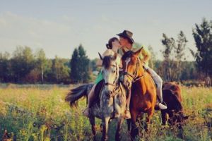 Снимки с лошадьми всегда получаются такими романтичными. Можно сделать несколько вариантов – вдвоем на одной лошади, или спешившись, держать лошадей за поводки…. Снимки с лошадьми всегда получаются такими романтичными. Можно сделать несколько вариантов – вдвоем на одной лошади, или спешившись, держать лошадей за поводки….