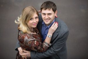 Снимая обнимающихся влюбленных, можно встать на небольшое возвышение. Вид спереди и немного сверху добавляет фотографии больше непринужденности. Снимая обнимающихся влюбленных, можно встать на небольшое возвышение. Вид спереди и немного сверху добавляет фотографии больше непринужденности.