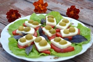 закуска из помидоров, брынзы и маслин