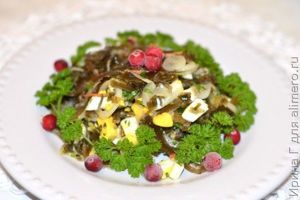 салат из морской капусты с луком и яйцом
