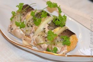 горбуша запеченная с мандарином и луком