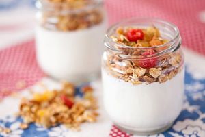 10. Йогурт с мюсли – 120 грамм. Все кисломолочные продукты являются источником белка и кальция. Мюсли улучшают пищеварении, особенно, если в их содержание присутствует клетчатка. А также прекрасно насыщает и поставляет в организм витамины и минералы. 10. Йогурт с мюсли – 120 грамм. Все кисломолочные продукты являются источником белка и кальция. Мюсли улучшают пищеварении, особенно, если в их содержание присутствует клетчатка. А также прекрасно насыщает и поставляет в организм витамины и минералы.