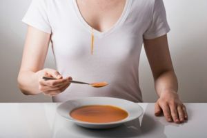 Мякотью теплого хлеба хорошо удаляются свежие жировые пятна. Мякотью теплого хлеба хорошо удаляются свежие жировые пятна.