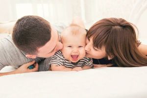 Не менее красивой будет фотография, где родители целуют малыша, находясь с ним на одном уровне. Не менее красивой будет фотография, где родители целуют малыша, находясь с ним на одном уровне.