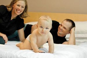 Для такого фото родителям достаточно просто находиться сзади малыша. Очень красивым получается кадр, в котором малыш совершает какое-то динамическое движение. Для такого фото родителям достаточно просто находиться сзади малыша. Очень красивым получается кадр, в котором малыш совершает какое-то динамическое движение.