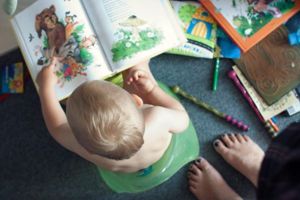 Перелистывать страницы книги. Это занятие также нравится многим деткам. Шелест страниц и цветные картинки мало кого оставляет равнодушным. Перелистывать страницы книги. Это занятие также нравится многим деткам. Шелест страниц и цветные картинки мало кого оставляет равнодушным.