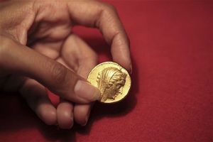 11. Приклеиваем суперклеем 5-ти рублевую монетку где-нибудь на тротуаре, садимся недалеко на лавочку и наблюдаем... Можно разнообразить: сделать то же самое в том месте, где народ толпится, а потом спросить: "Кто монетку уронил?". 11. Приклеиваем суперклеем 5-ти рублевую монетку где-нибудь на тротуаре, садимся недалеко на лавочку и наблюдаем... Можно разнообразить: сделать то же самое в том месте, где народ толпится, а потом спросить: "Кто монетку уронил?".