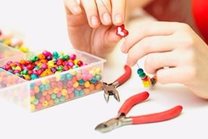 Ленточка и любые изделия, которые ребенок может на нее нанизывать (макаронные изделия, крупные пуговицы и т.д.). Получаются красивые бусики и кулончики. Ленточка и любые изделия, которые ребенок может на нее нанизывать (макаронные изделия, крупные пуговицы и т.д.). Получаются красивые бусики и кулончики.