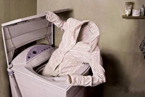 11. Сильно загрязнённые ворот и манжеты лучше отстираются, если перед стиркой их присыпать тальком и оставить на пару часов. 11. Сильно загрязнённые ворот и манжеты лучше отстираются, если перед стиркой их присыпать тальком и оставить на пару часов.
