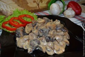 Куриные сердечки с грибами в сливочном соусе