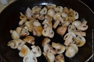 Куриные сердечки с грибами в сливочном соусе