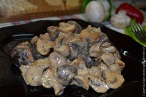 Куриные сердечки с грибами в сливочном соусе