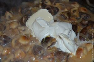 Куриные сердечки с грибами в сливочном соусе