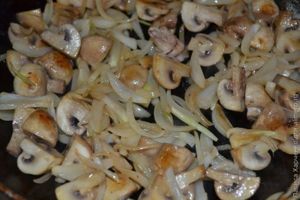 Куриные сердечки с грибами в сливочном соусе