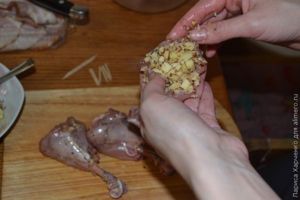 Куриные леденцы с фруктово-ореховой начинкой