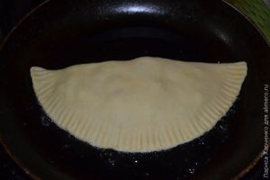 Чебуреки с зеленью и яйцом