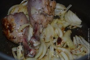 Курица с грушами в луково-медовом соусе