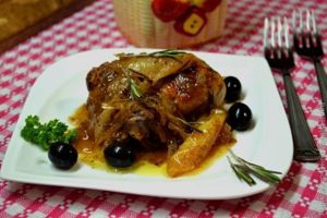 Курица с грушами в луково-медовом соусе