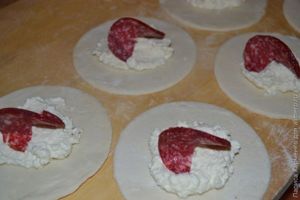 Мини-пиццы с творожной начинкой