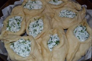 Дрожжевой пирог с брынзой и зеленью