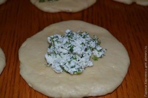 Дрожжевой пирог с брынзой и зеленью