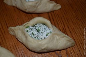 Дрожжевой пирог с брынзой и зеленью