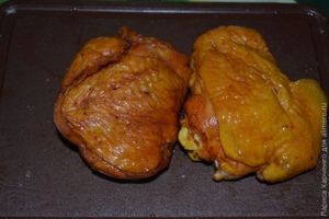 Салат с курицей, овощами и кунжутом