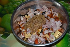 Салат с курицей, овощами и кунжутом