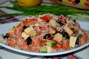 Салат с курицей, овощами и кунжутом