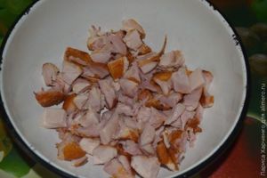 Салат с курицей, овощами и кунжутом