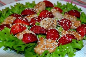 салат с клубникой