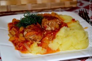 фрикадельки с соусом