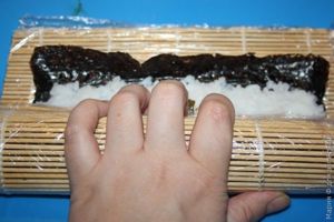 ролл с красной икрой