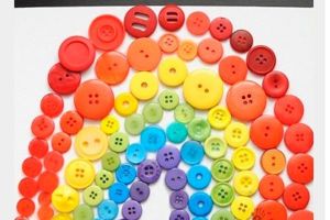 Из пуговиц можно сделать огромное количество поделок. Дети с удовольствием будут сортировать пуговки по размеру и цвету, и выкладывать из них затейливые фигуры. Из пуговиц можно сделать огромное количество поделок. Дети с удовольствием будут сортировать пуговки по размеру и цвету, и выкладывать из них затейливые фигуры.