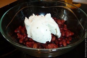 салат из фасоли с рукколой