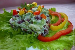 салат из фасоли с рукколой