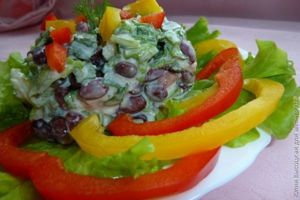 салат из фасоли с рукколой