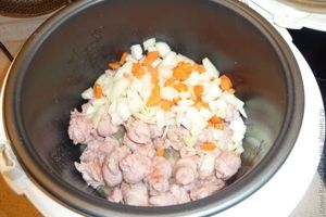купаты тушеные с овощами в мультиварке