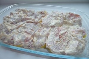 свинина запеченая с ананасами и черносливом