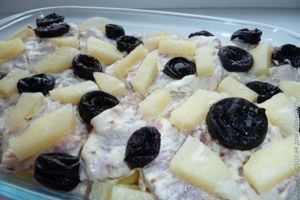свинина запеченая с ананасами и черносливом