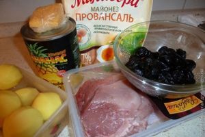 свинина запеченая с ананасами и черносливом