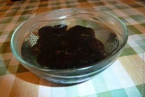свинина запеченая с ананасами и черносливом