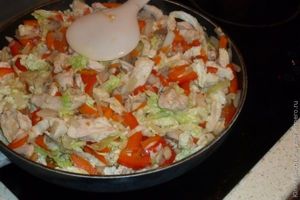 спагетти с курицей и овощами
