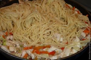 спагетти с курицей и овощами