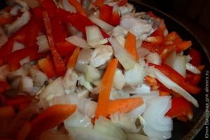 спагетти с курицей и овощами