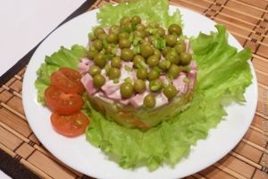 Салат из ветчины и кислых яблок