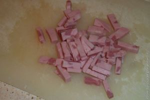 Салат из ветчины и кислых яблок