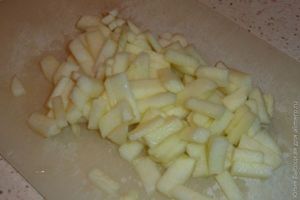 Салат из ветчины и кислых яблок